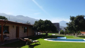 Отель Villa con piscina y barbacoa  Ла-Викториа-Де-Асентехо